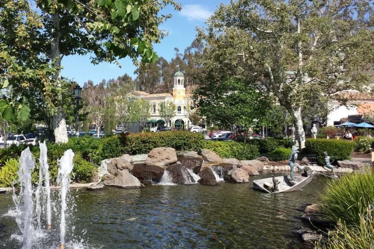 Commons-shopping-centre-Calabasas-California
